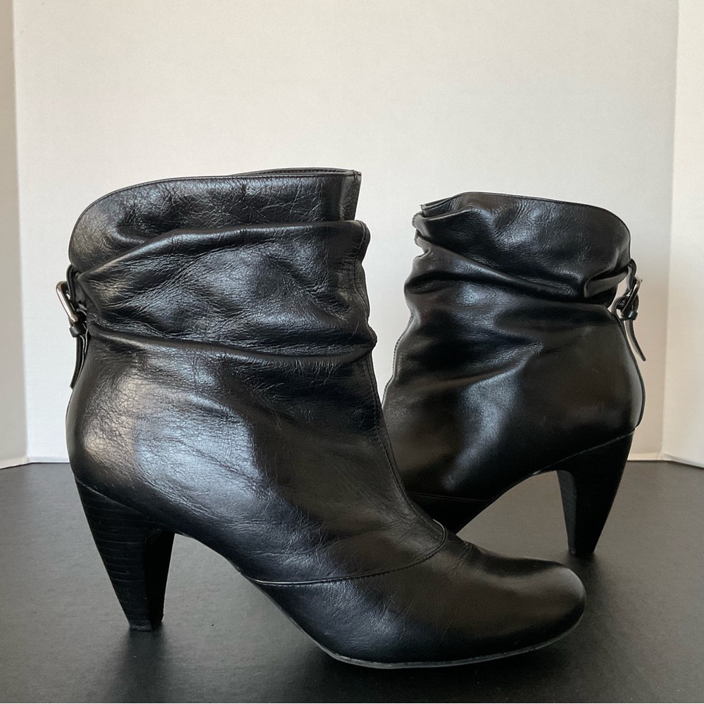 BCBGeneration Classic Black Leather Scrunch Ankle Boots for Women Size 8M